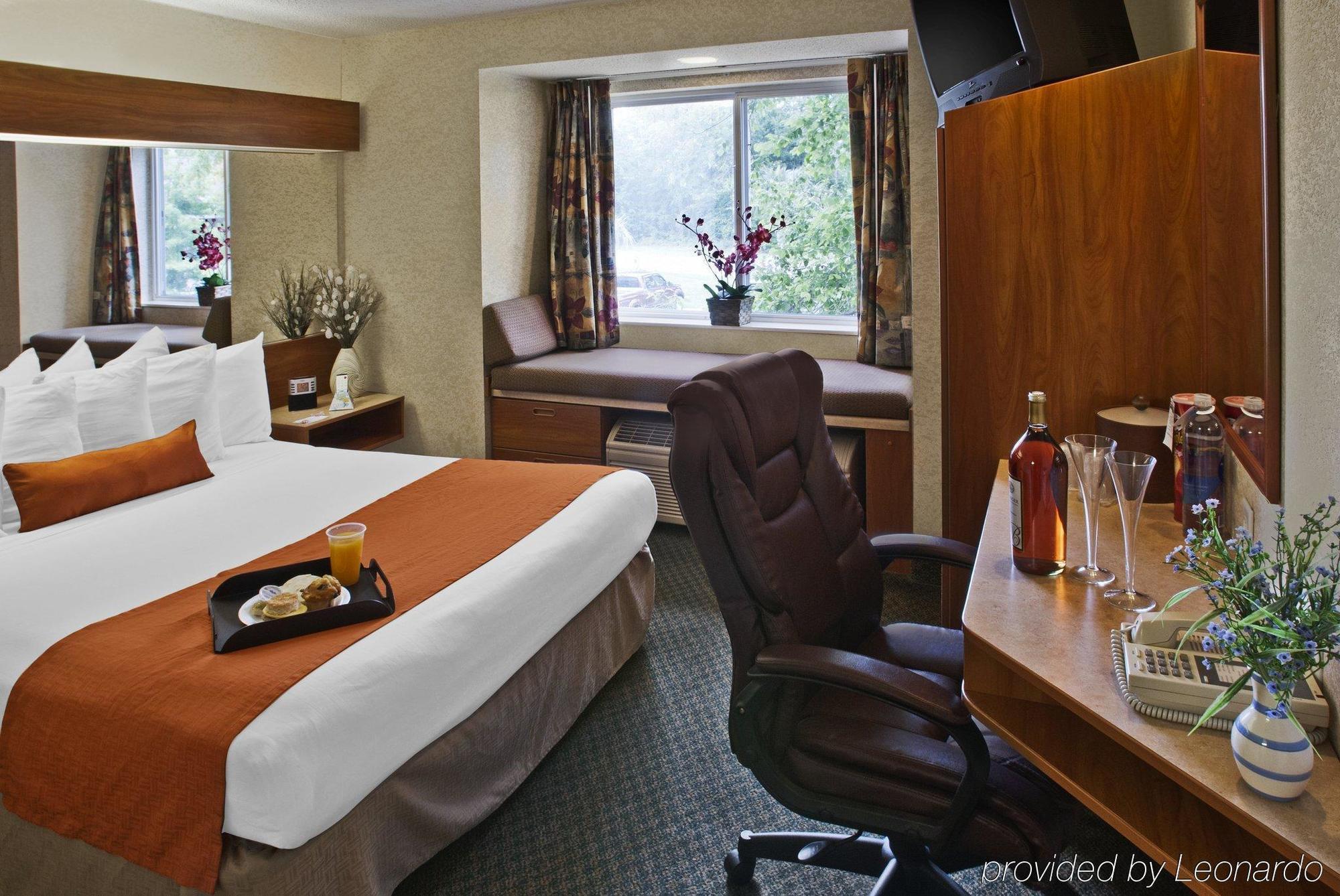 Microtel Inn & Suites By Wyndham Brunswick Room photo