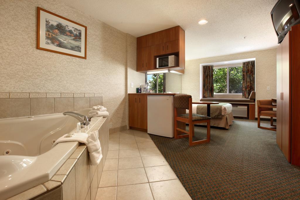 Microtel Inn & Suites By Wyndham Brunswick Room photo