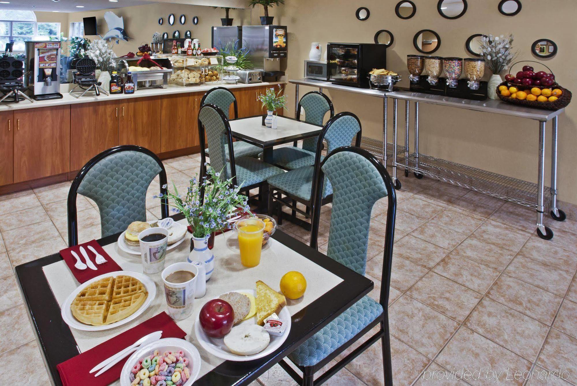 Microtel Inn & Suites By Wyndham Brunswick Restaurant photo